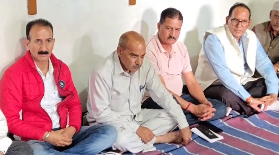  अधिकारियों पर कार्रवाई की मांग