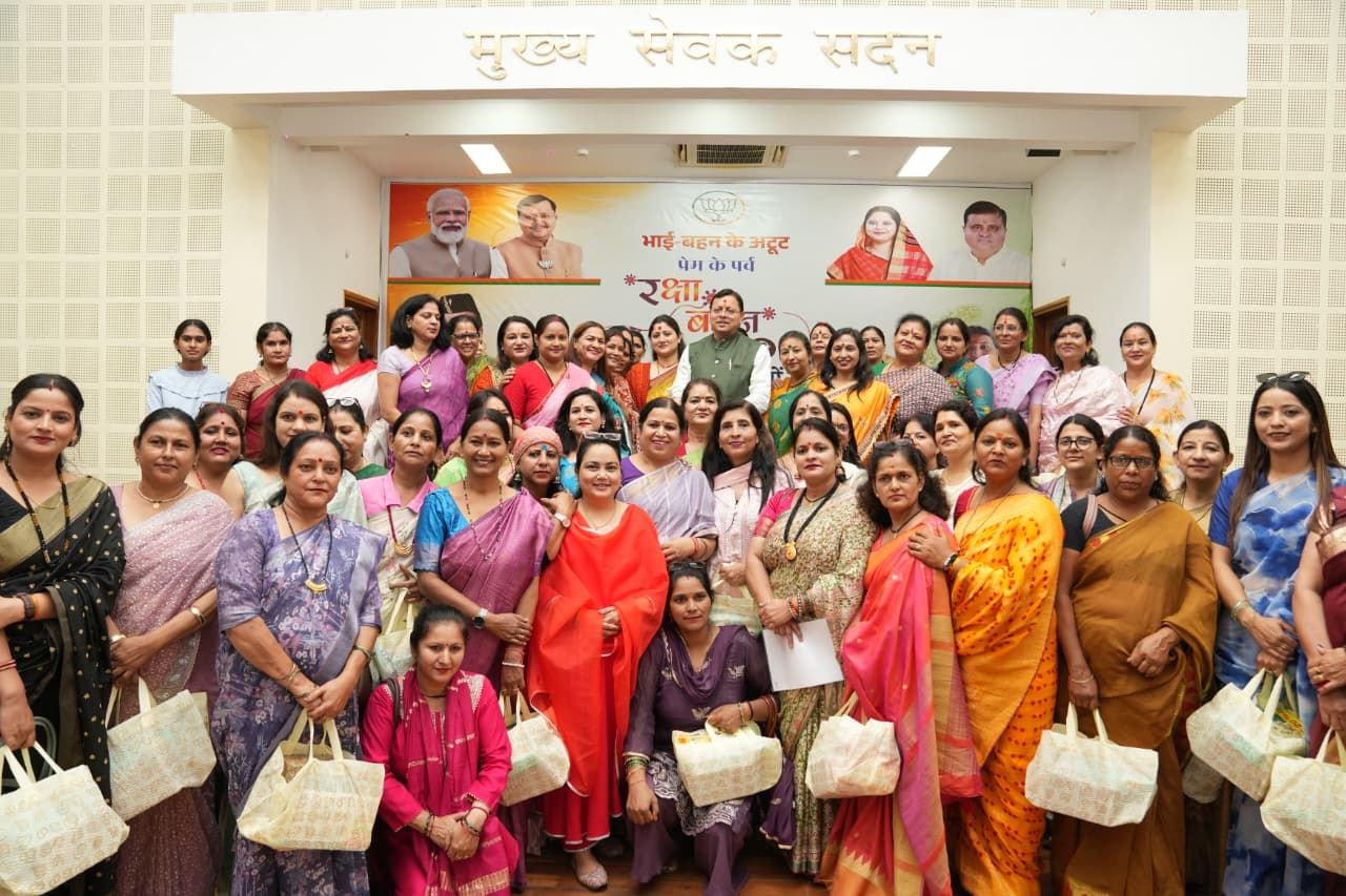 रक्षाबंधन पर मुख्यमंत्री धामी को प्रदेशभर से आई बहनों ने बांधा रक्षा सूत्र