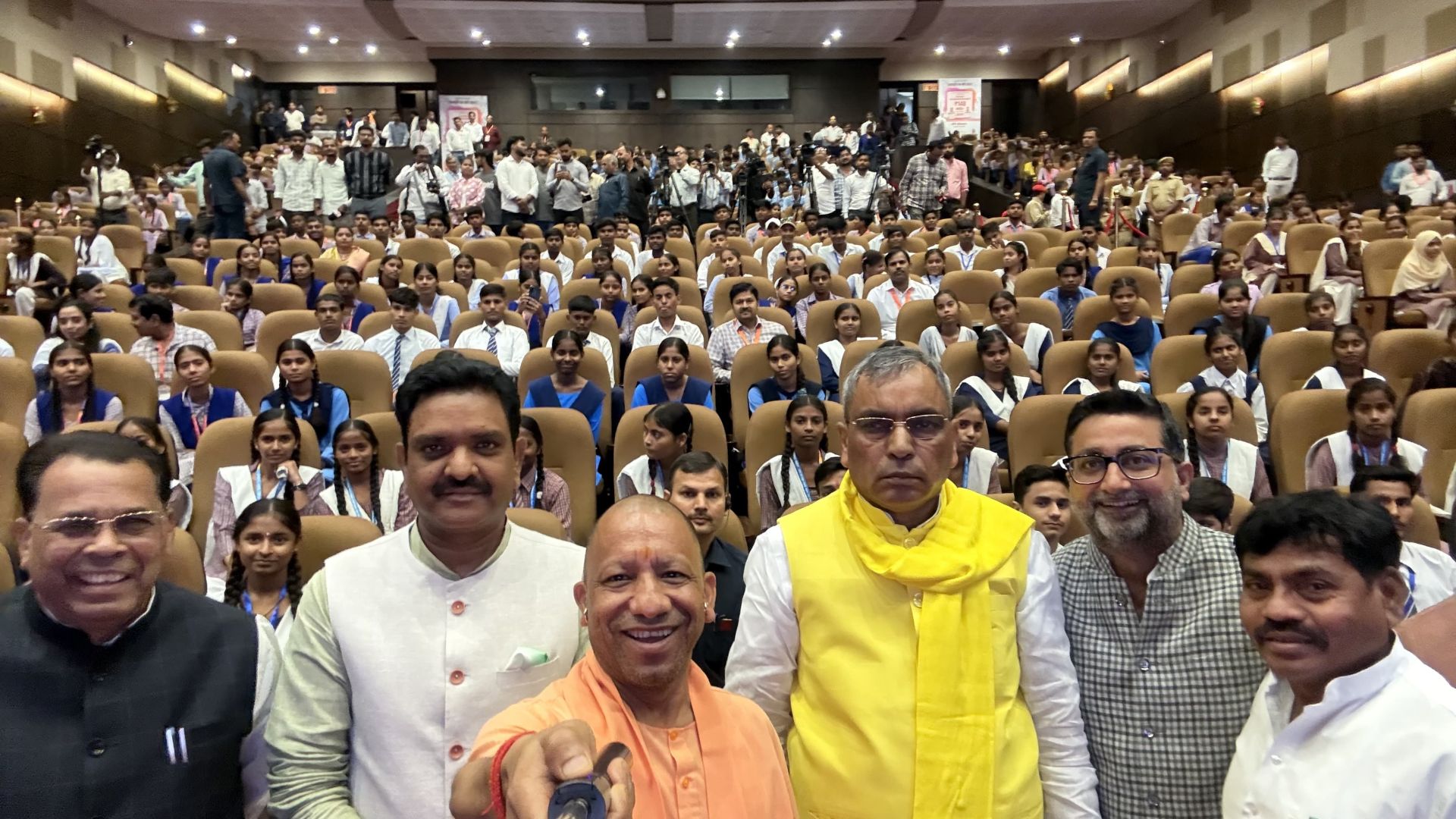 साथ ली सेल्फी; ओपी राजभर और असीम अरुण भी रहे मौजूद