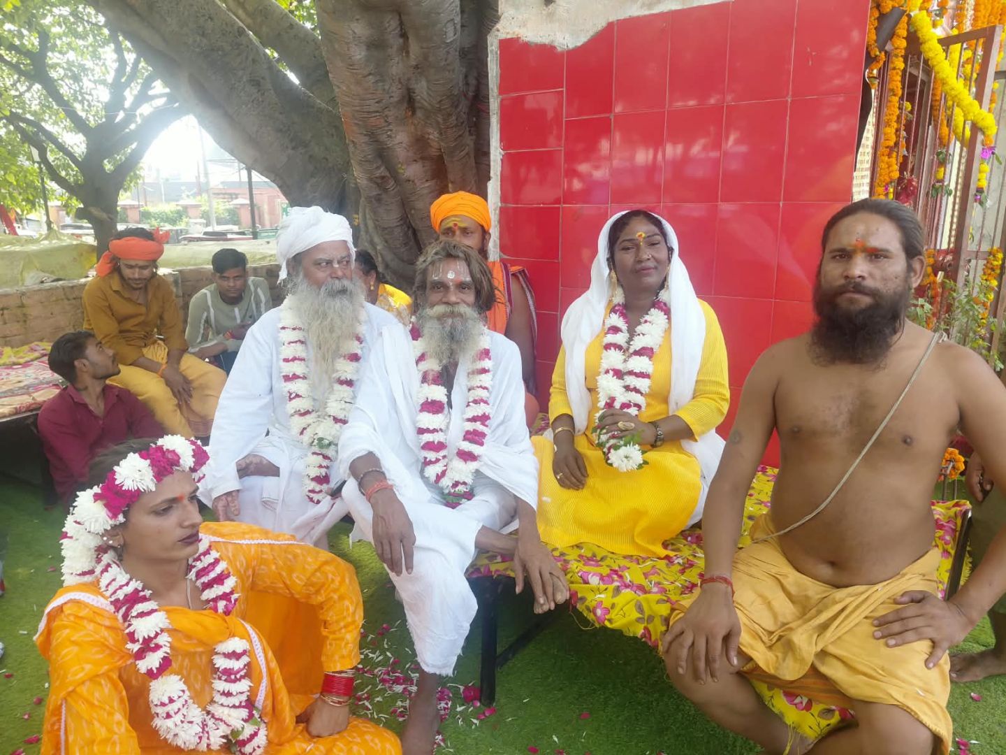 हजारों लोगों ने ग्रहण किया प्रसाद