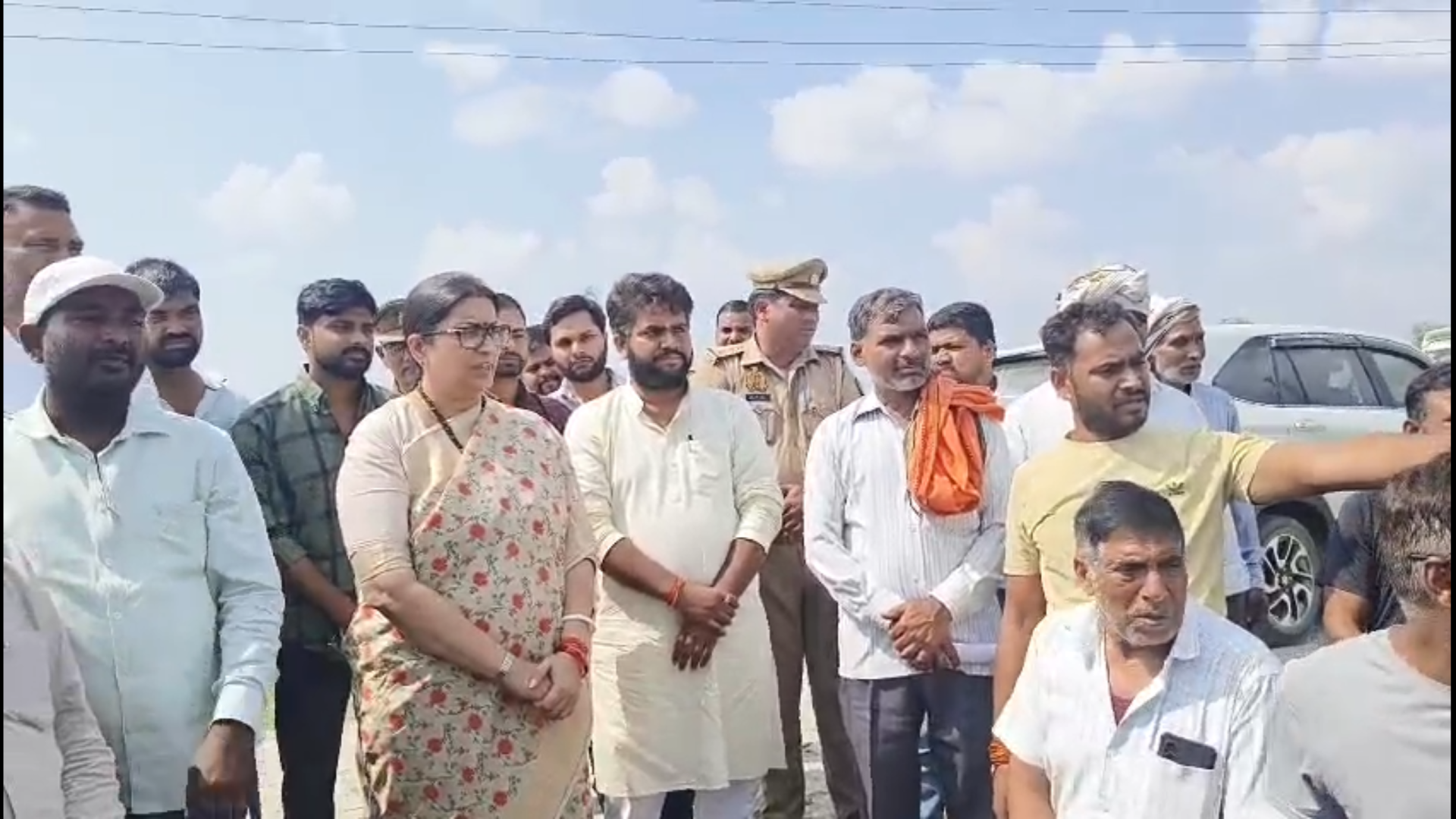 शोक जताने पहुंचीं स्मृति ईरानी, ग्रामीणों ने उठाई सड़क निर्माण की मांग