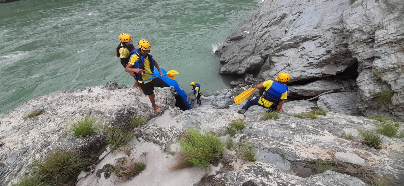 वैगनआर कार खाई में गिरी; दो की मौत, तीन घायल