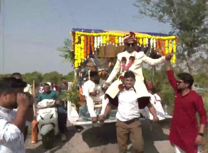 ना घोड़ा, ना गाड़ी, बुलडोज़र पर निकली बारात, स्थानीय लोग हैरान, सोशल मीडिया पर तस्वीरें हुई वायरल