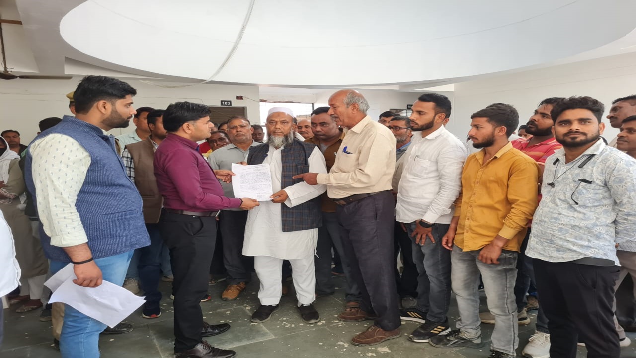 एक ठेकेदार मसौधा और सोहावल दोनों विकास खंडों से जुड़े 150 कोटेदारों पर पड़ रहा भारी, कोटेदारों में आक्रोश 