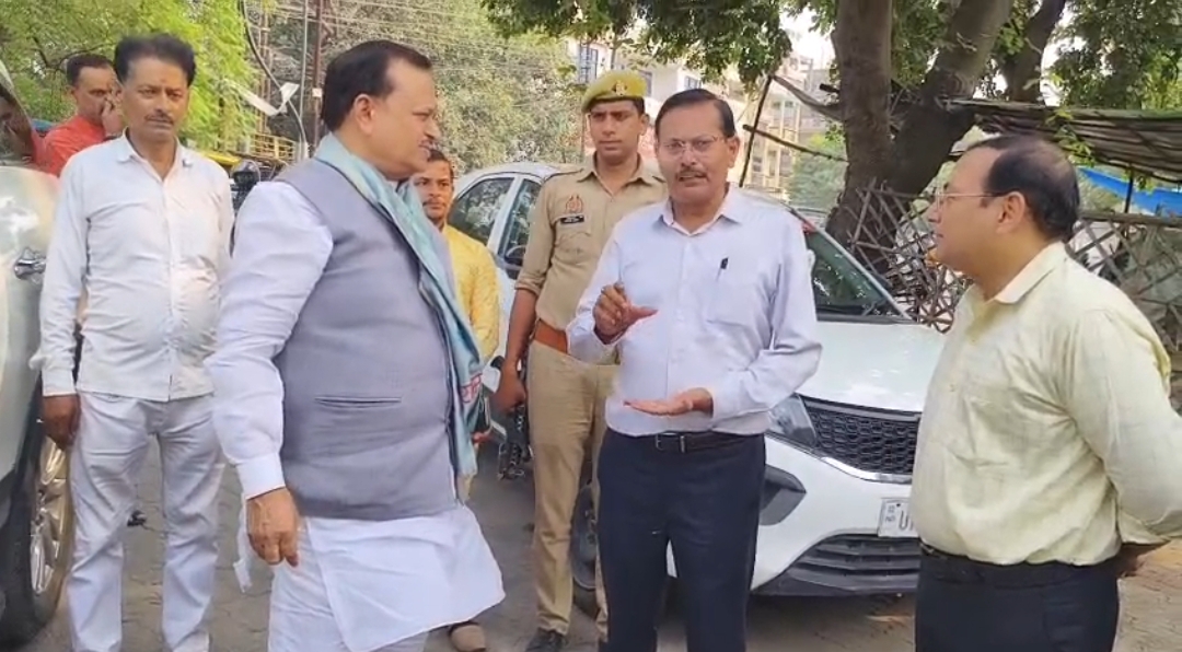 सांसद रमेश अवस्थी बर्रा सचान नहर की गंदगी देख भड़के, अधिकारियों को लगाई फटकार, दो दिन में तलब